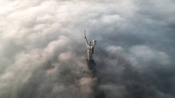 Des nuages épais de brouillard automnal et le monument de la Patrie qui s'en détachent — Photo