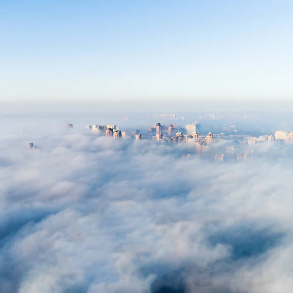 A cidade é coberta com nevoeiro espesso e saliente dela onde nem onde edifícios de edifício alto — Fotografia de Stock