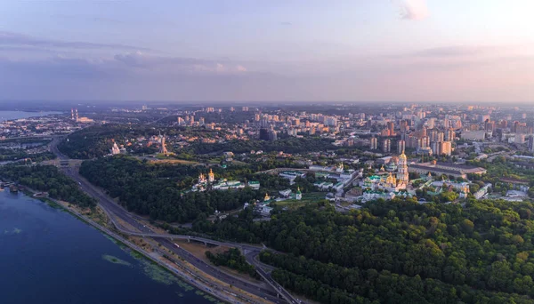 Panorámafotó a jobb parton Kijev oldalán a Dnyeper. — Stock Fotó