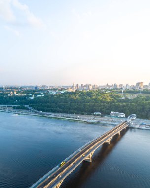 Dinyeper tarafında Kiev sağ kıyısında Panoramik havadan görünümü. Metro köprüsü