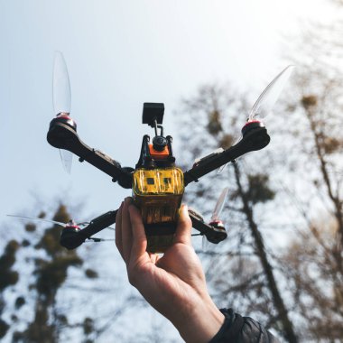Adam elinde FPV helikopter tutar