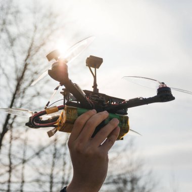 Adam elinde FPV helikopter tutar