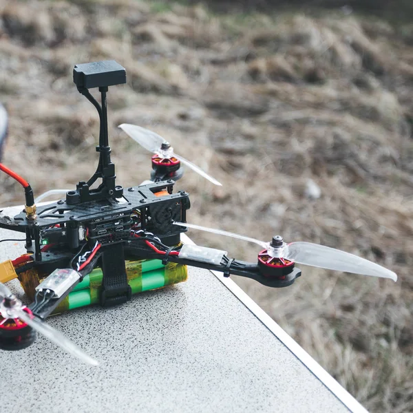 FPV bzukot leží na stole u laptopu a ovládacího panelu. — Stock fotografie