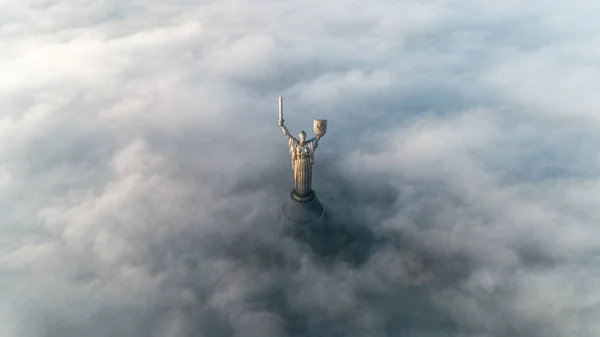 Őszi köd és a Szülőföld emlékmű ki őket ragadt vastag felhők — Stock Fotó