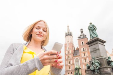 Krakow şehrindeki St. Marys kilisenin arka plan üzerinde genç güzel kadın