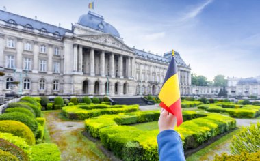 Brüksel Kraliyet Sarayı ve kadın elinde Belçika bayrağı, Belçika