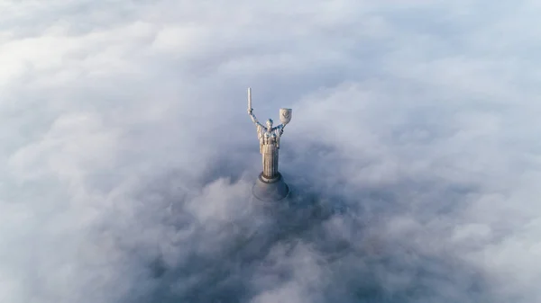 Őszi köd és a Szülőföld emlékmű ki őket ragadt vastag felhők — Stock Fotó