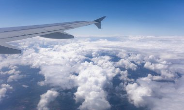 Uçuş sırasında kanat uçakları irtifada