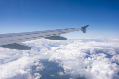 Uçuş sırasında kanat uçakları irtifada