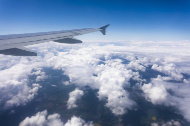 Uçuş sırasında kanat uçakları irtifada