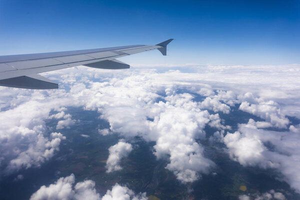 Крыло самолета в высоту во время полета