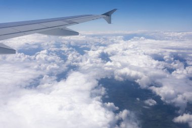 Uçuş sırasında kanat uçakları irtifada