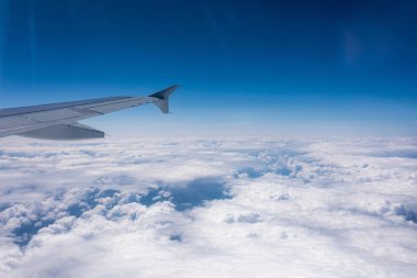 Uçuş sırasında kanat uçakları irtifada