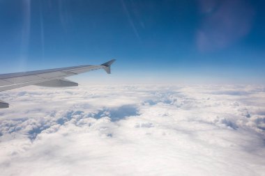 Uçuş sırasında kanat uçakları irtifada