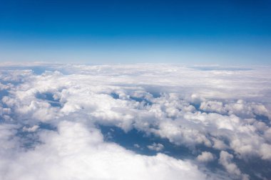 Bulutlarla uçak penceresinde Dünya