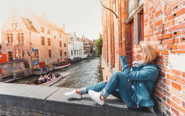 Bruges 'deki kadın turist. Ülke turu, Belçika seyahati.