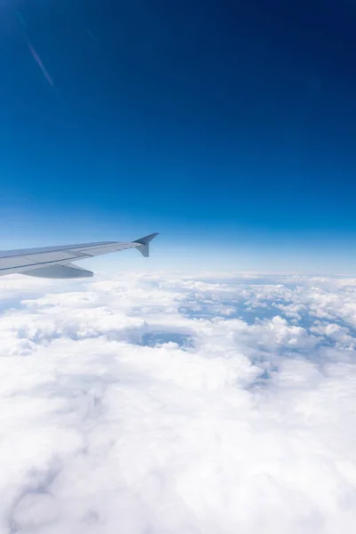 Wing aircraft in altitude during flight — Stock Photo, Image