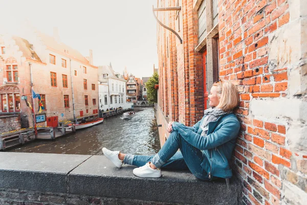 Woman tourist in Bruges. Country Sightseeing, Travel to Belgium — 스톡 사진