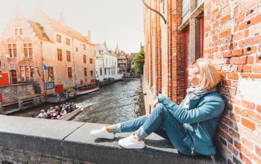 Bruges 'deki kadın turist. Ülke turu, Belçika seyahati.