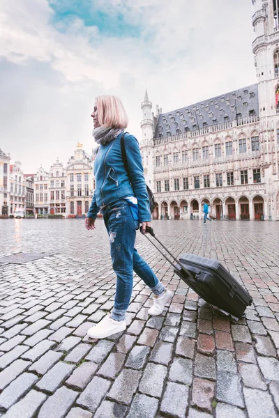 벨기에 브뤼셀에 있는 대저택에 여행 가방을 들고 가는 여자 관광객 — 스톡 사진