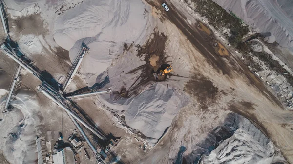 Вид с воздуха на гранит - гравийную яму. Оборудование для обработки и дробления камней — стоковое фото