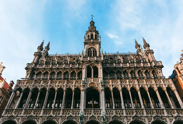 Bryssels stadshus på stora torget Grand Place i Bryssel i skymningen, Belgien — Stockfoto