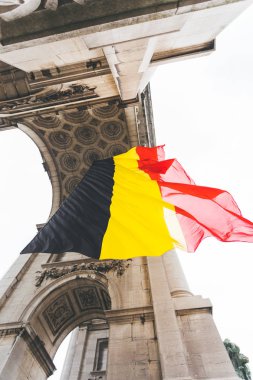 Parc du Cinquantenaire Arc de Triomphe üzerinde Belçika Bayrağı