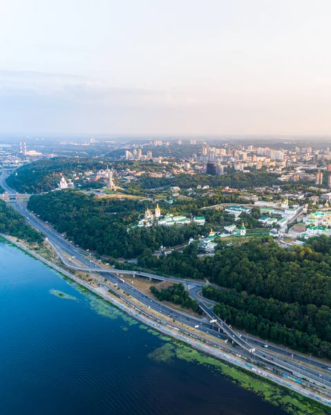 Dinyeper tarafında Kiev sağ kıyısında Panoramik hava görünümü. — Stok fotoğraf