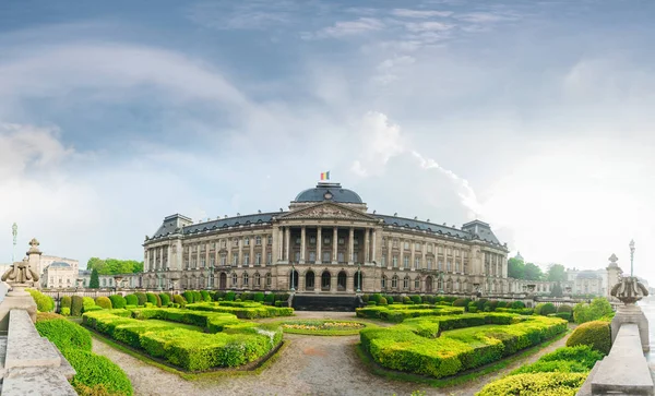 El Palacio Real de Bruselas en un hermoso día de verano — Foto de Stock