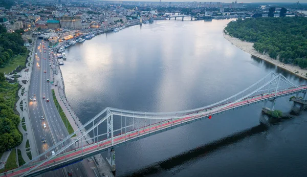 Veduta notturna aerea della città di Kiev vicino al ponte pedonale . — Foto Stock