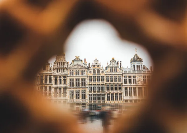 通过传统比利时华夫饼中的一个洞欣赏布鲁塞尔大广场. — 图库照片