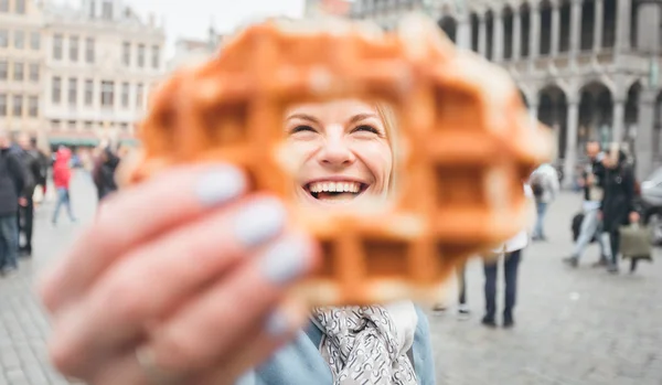 比利时布鲁塞尔大广场的女游客 — 图库照片