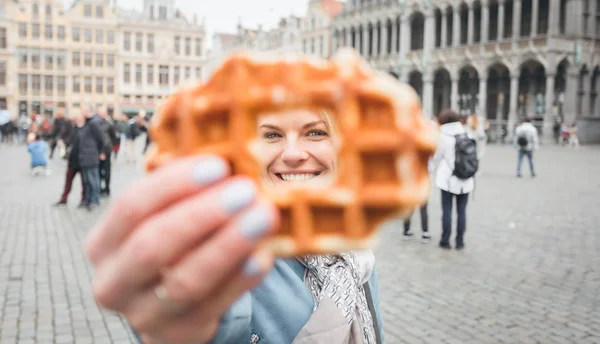 벨기에 브뤼셀의 그랜드 플레이스에서 여성 관광객 — 스톡 사진