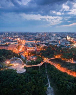 Gece Kiev yeni cam köprünün havadan görünümü