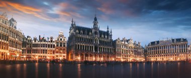 Gece Brüksel'de Grand Place, Belçika