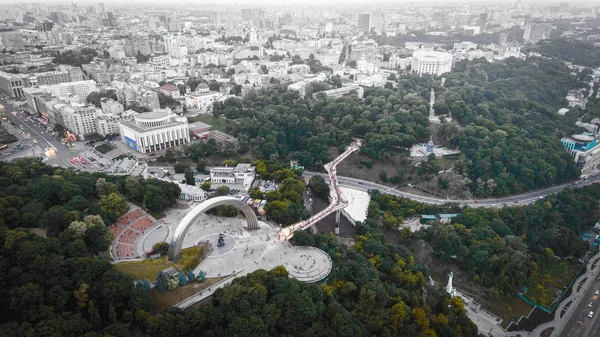 Veduta aerea del nuovo ponte di vetro a Kiev di notte — Foto Stock