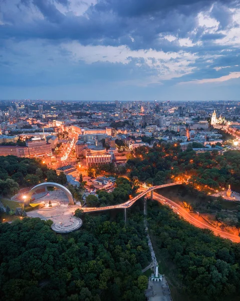 Veduta aerea del nuovo ponte di vetro a Kiev di notte — Foto Stock