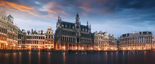 Grote markt in Brussel 's nachts, België — Stockfoto