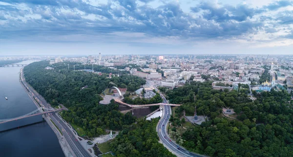 Gece Kiev yeni cam köprünün havadan görünümü — Stok fotoğraf