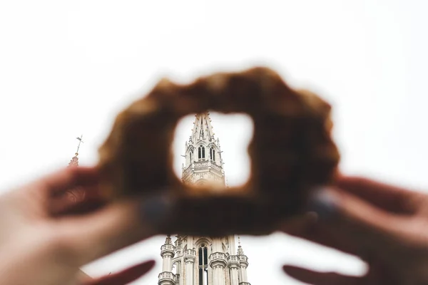 Vista del Ayuntamiento de Bruselas en la Grand Place de Bruselas a través de un agujero en el tradicional gofre belga . — Foto de Stock