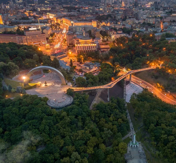 Veduta aerea del nuovo ponte di vetro a Kiev di notte — Foto Stock