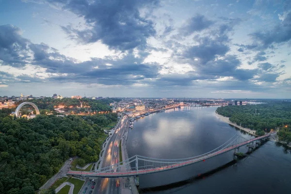 Ночной воздушный вид на город Киев возле пешеходного моста . — стоковое фото