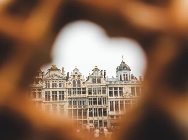 通过传统比利时华夫饼中的一个洞欣赏布鲁塞尔大广场. — 图库照片