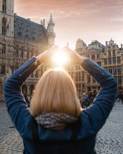 日落时, 妇女站在比利时布鲁塞尔广场大广场. — 图库照片