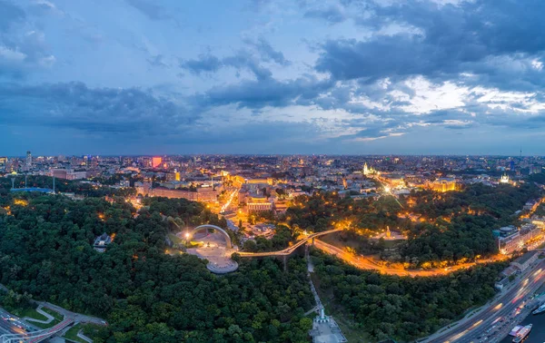 Вид з висоти нового скляного мосту в Києві вночі — стокове фото
