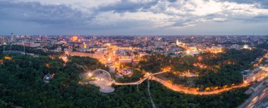 Gece Kiev yeni cam köprünün havadan görünümü