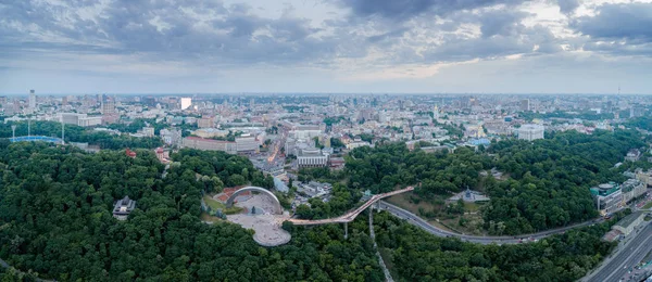 Aerial view of the new glass bridge in Kiev at night — Stock Photo, Image