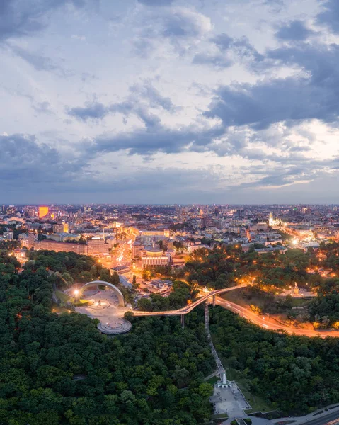 Luchtfoto van de nieuwe glazen brug in Kiev 's nachts — Stockfoto