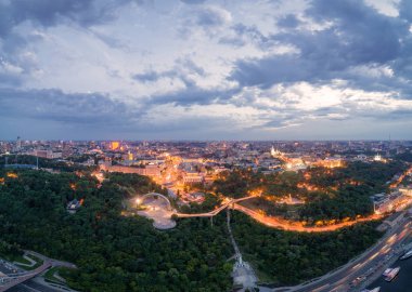 Gece Kiev yeni cam köprünün havadan görünümü