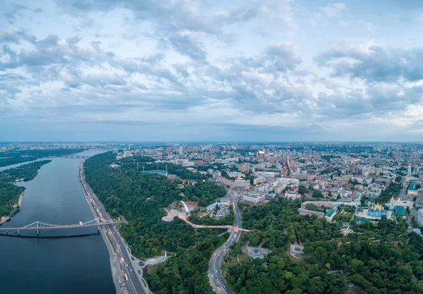 Gece Kiev yeni cam köprünün havadan görünümü — Stok fotoğraf